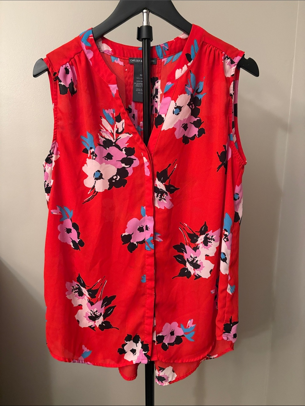 Chelsea & Theodore Size Medium Red Floral Sleeveless Blouse